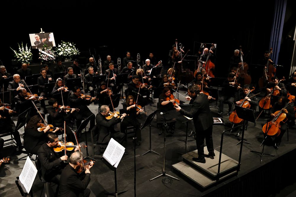 Integrantes de la Orquesta Sinfónica Nacional de Chile y el Coro Sinfónico U. de Chile, junto a autoridades del plantel, amigas y amigos del Centro de Extensión Artística y Cultural (CEAC) se reunieron en el Teatro Universidad de Chile para despedir al maestro.